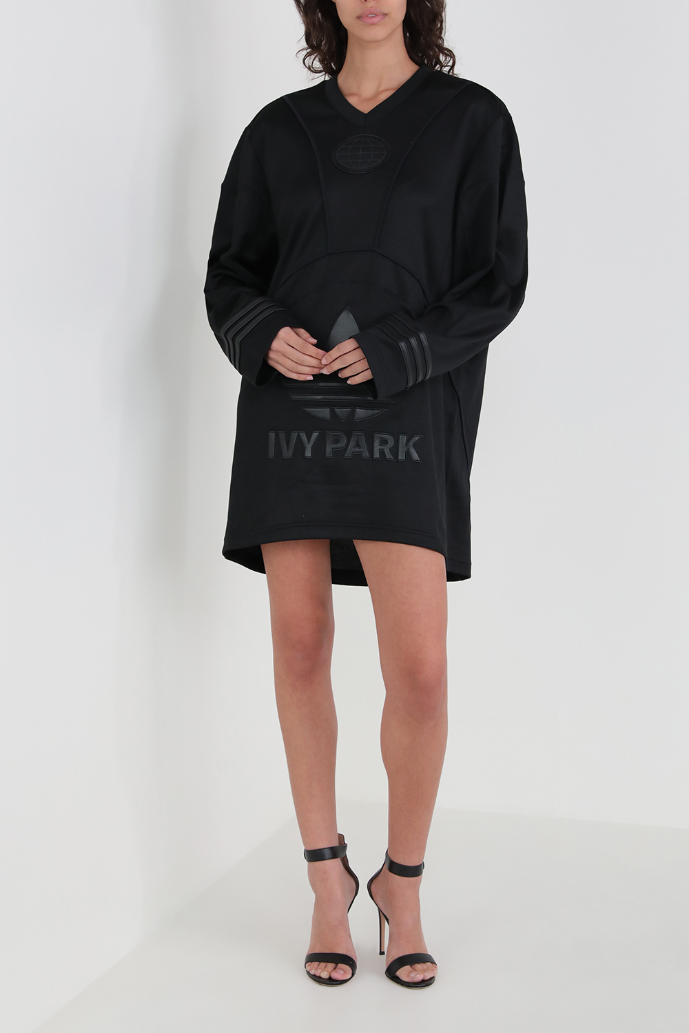 תמונת כל הלוק של אייבי X אדידס חולצת טי ג'רזי